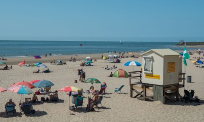 Toeristen op een strand in Zeeland