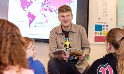 Pabo student op zijn stage bij een middelbare school