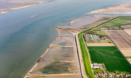 Een rivier met wisselpolders ernaast
