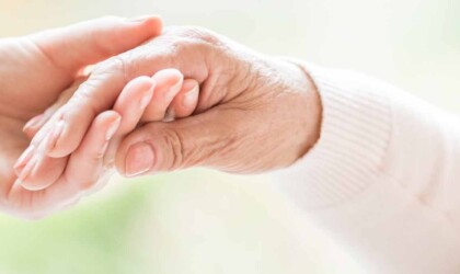 Twee handen die elkaar vasthouden