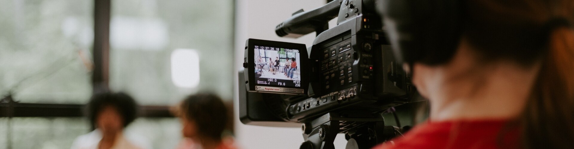 Mensen worden gefilmd met videocamera