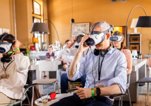 Mensen met een VR-bril op in een lokaal