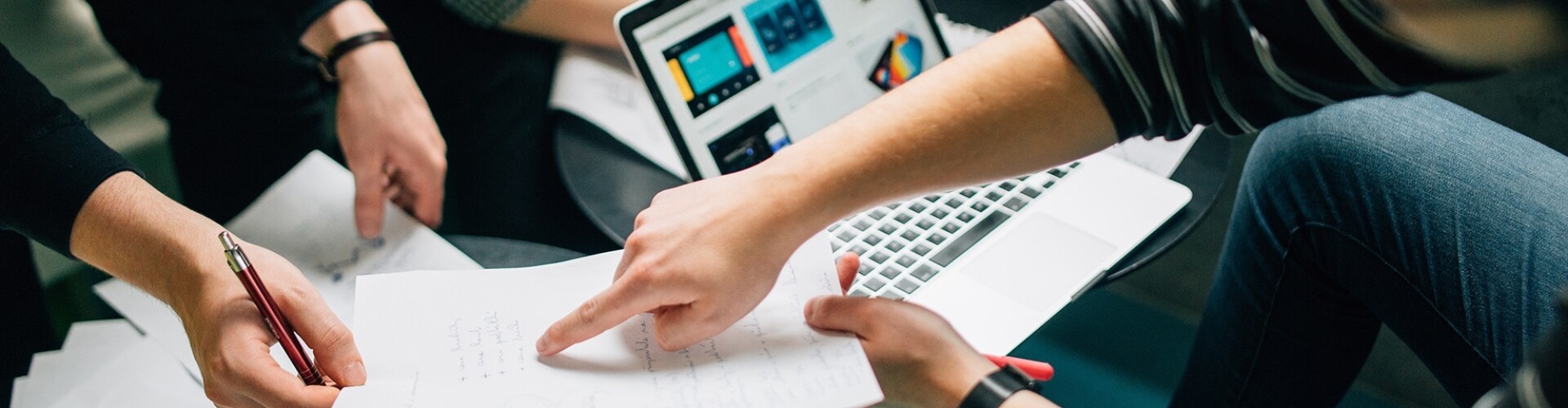 Meerdere personen zijn bezig bij een laptop