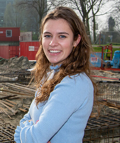 Portret van Joyce, student Bouwkunde, op een bouwplaats