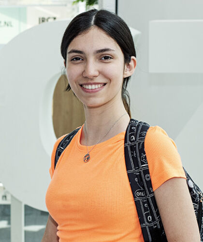 Portret van Helé, student Chemie in het Joint Research Center Zeeland