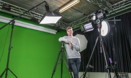 Student voor een greenscreen