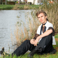 Foto van Micha, student Global Project and Change Management, bij het water