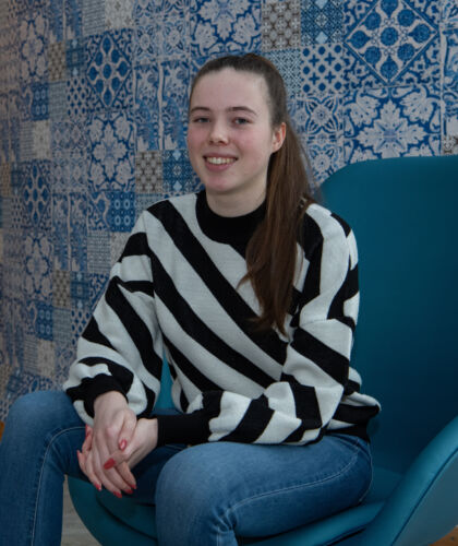 HBO-ICT student Anne in een blauwe stoel