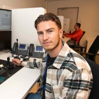 Foto van Zino, student Logistics Engineering, achter een bureau