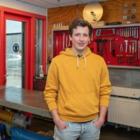 Foto van Reinier, student Maritiem Officier, in een werkkamer