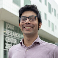 HBO-ICT student Quinten poseert voor het gebouw van het Joint Research Center zeeland