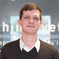 Julian poseert voor een glazen ruimte in het HZ-gebouw