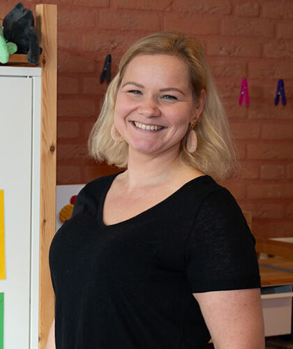 HZ-student Sascha poseert op haar werkplek