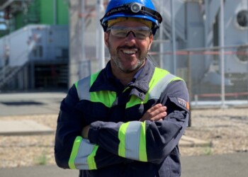Portret van Marvin, deeltijd student Technische Bedrijfskunde op een bouwplaats