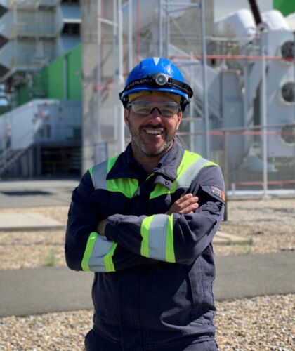 Portret van Marvin, deeltijd student Technische Bedrijfskunde op een bouwplaats