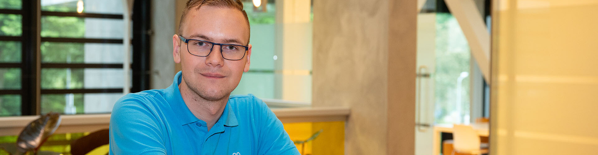Technische Bedrijfskunde-student Xander staat in het gebouw van de HZ