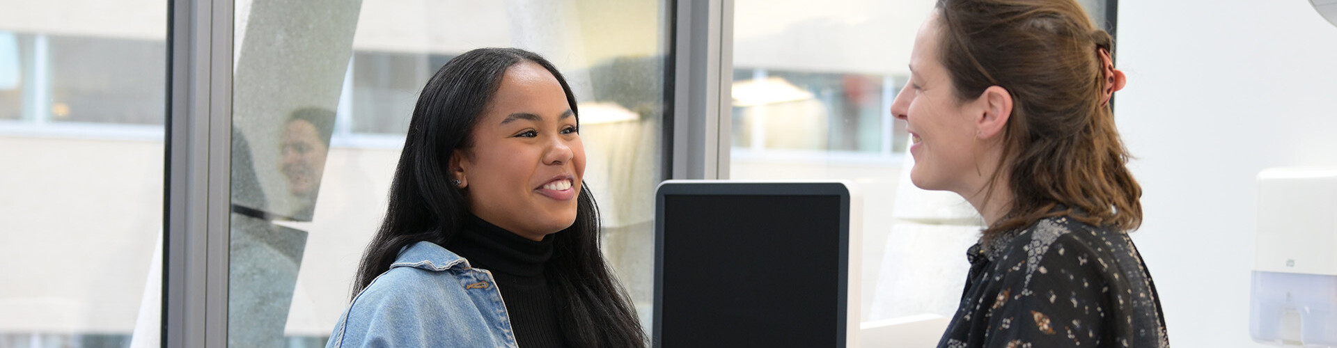 HZ-student Jacey is in gesprek met een docent op een kraamafdeling
