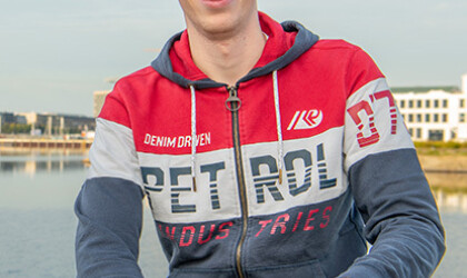 Student Lars zit aan het water