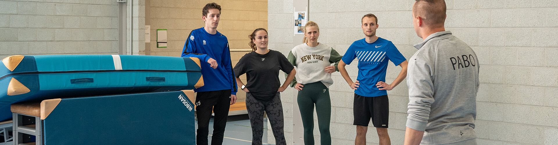 Een docent van de HZ geeft in een gymzaal les aan cursisten van de post-hbo 'Vakspecialist bewegingsonderwijs'