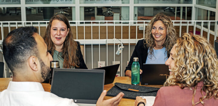 Groep met samenwerkende mensen