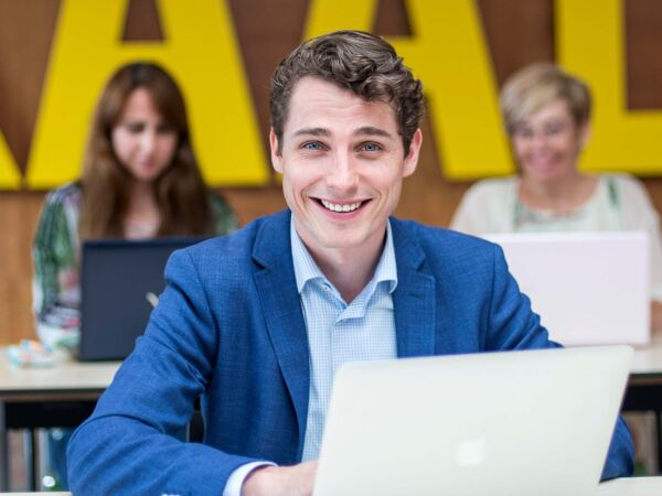 Portret deeltijd student Bedrijfskunde achter laptop