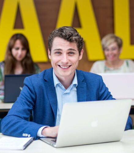 Portret Bedrijfskunde deeltijd student achter laptop