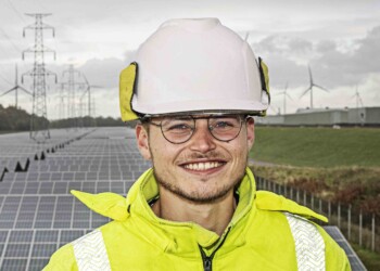 Portret Energietransitie Engineer student bij zonnepanelen