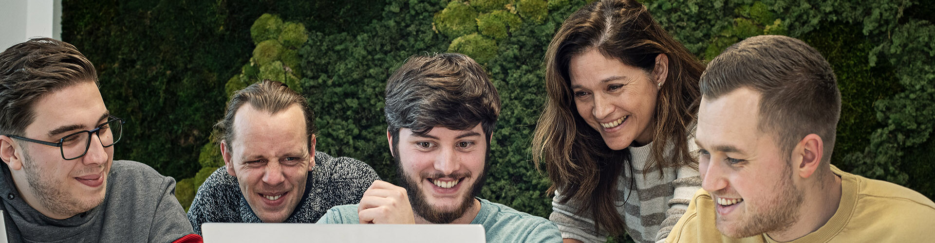 HBO ICT deeltijd studenten in gesprek met een docent