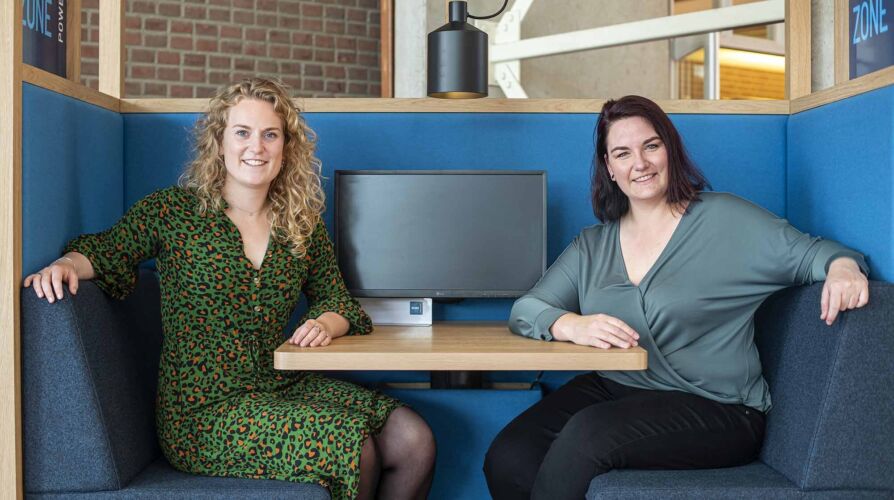 Twee Pedagogiek deeltijd studenten samen aan een tafel