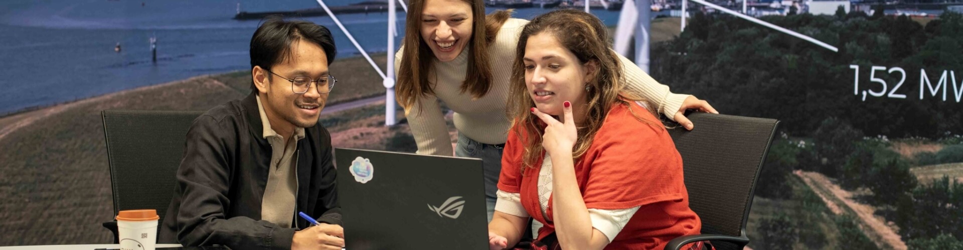 Drie Applied Data Science minor studenten werken samen op hun laptop