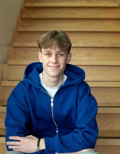 Portret van minor Ondernemerschap student zittend op een trap