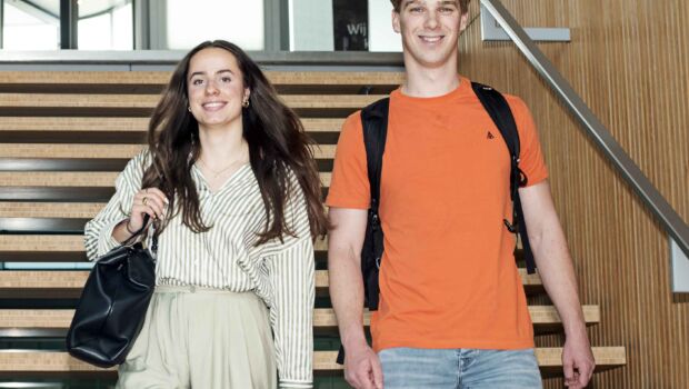 Twee Bedrijfskunde studenten die samen een trap aflopen