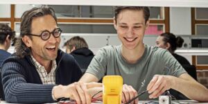 Engineering student en docent werken samen