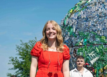 Global Project and Change Management die staat bij een grote wereldbol gemaakt van plastic flesjes