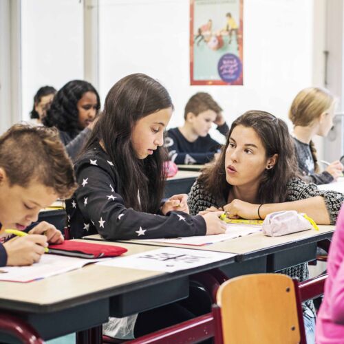 Leraar Basisonderwijs student in een klaslokaal met leerlingen