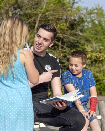 Leraar Basisonderwijs student op een speelplaats met kleine kinderen