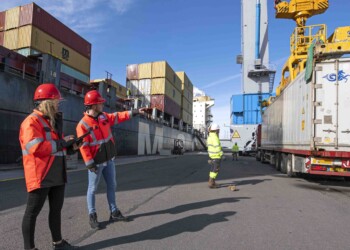 Twee Logistics Engineering studenten coördineren het verplaatsen van een container
