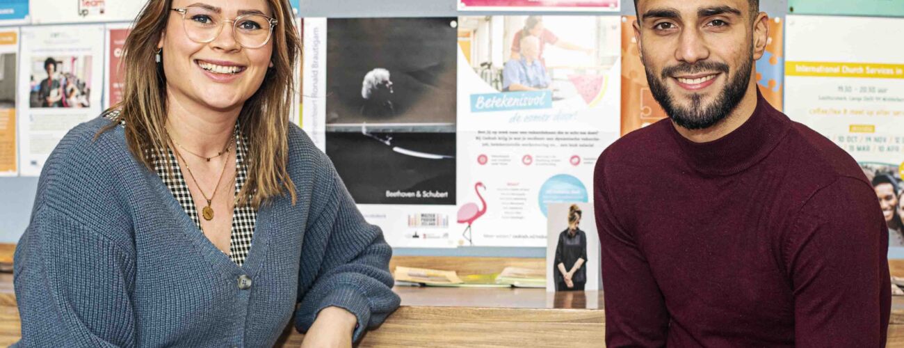 Twee Social Work studenten zitten samen in de HZ in Vlissingen