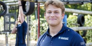 Sportkunde student bij een fitness toestel