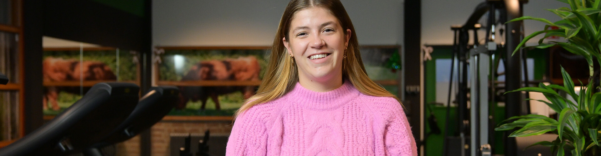 Student Sportkunde Anne poseert in het Vitality Center van de HZ