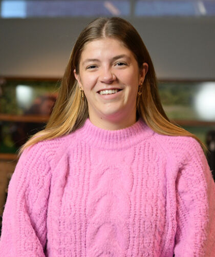 Student Sportkunde Anne poseert in het Vitality Center van de HZ