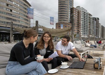 Tourism Management drinken samen iets op een terras bij de boulevard van Vlissingen