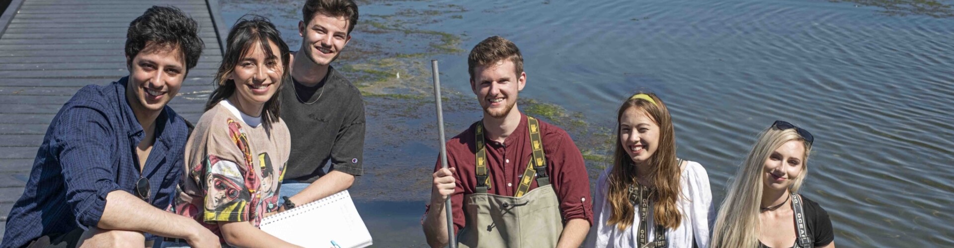 Groepsfoto van Watermanagement studenten in het water