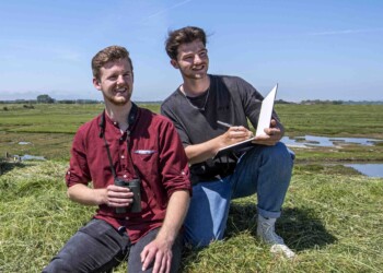 Twee Watermanagement studenten samen onderzoeken in het veld