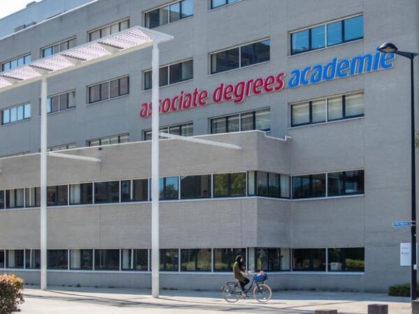 Buitenkant Associate degrees Academie in Roosendaal