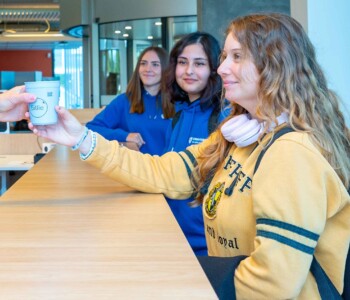 Studenten halen koffie bij de HZ Shop in Middelburg
