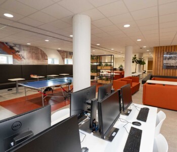 Bureaus met computers in het Open Leercentrum van HZ in Middelburg