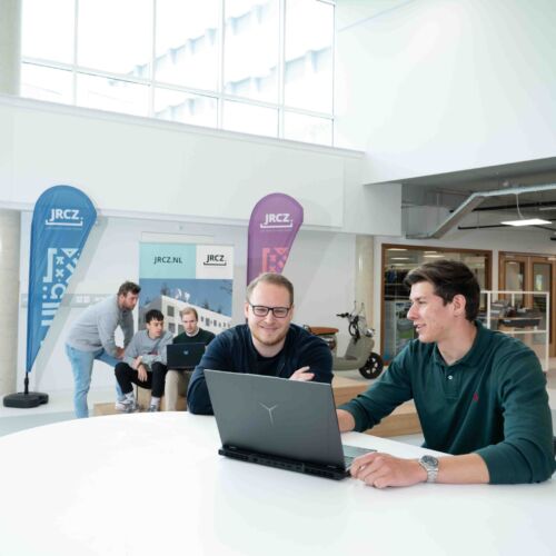Studenten aan het werk in de makerspace van het Joint Research Center Zeeland