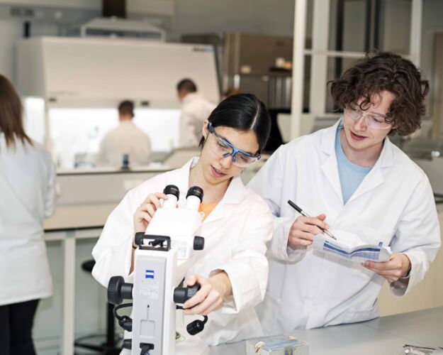 Studenten in het Chemie lab van Joint Research Center Zeeland
