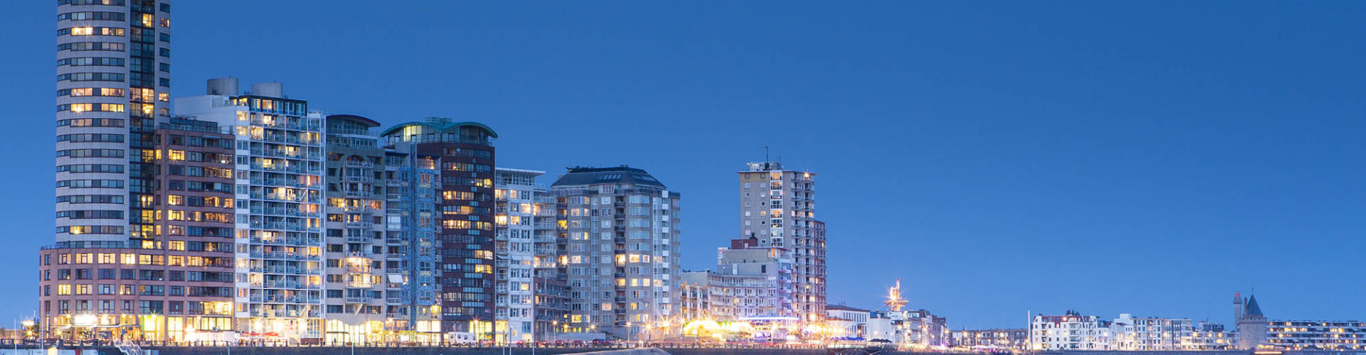 Vlissingen boulevard in de avond met reflecterende lichtjes op het water